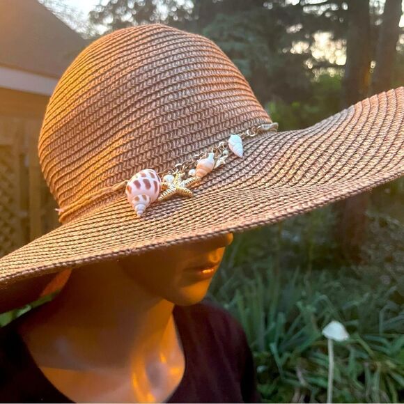 Straw hat with shells - Picture 1 of 6